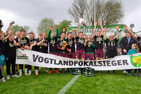 Fu&szlig;baller freuen sich &uuml;ber den Sieg und rei&szlig;en die H&auml;nde hoch