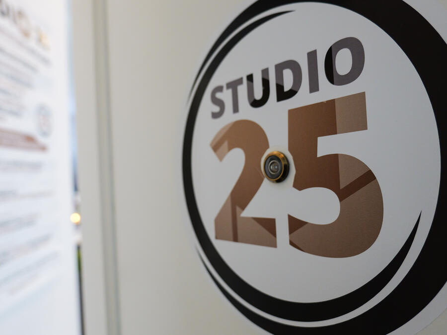 Eine T&uuml;r, auf der Studio 25 geschrieben steht.