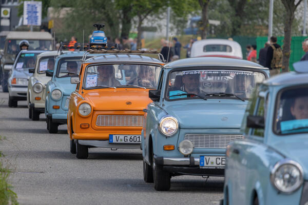 Mehrere Trabis fahren in der Kolonne