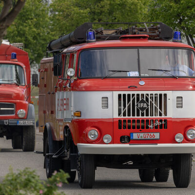 Bild vergr&ouml;&szlig;ern: Ein DDR-Feuerwehrfahrzeug f&auml;hrt in der Kolonne