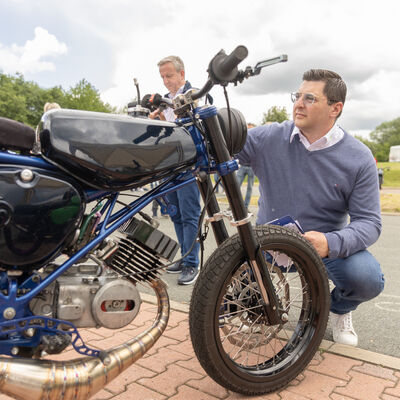 Bild vergr&ouml;&szlig;ern: Landrat Thomas Hennig bewertet die umgebauten Simson Mopeds