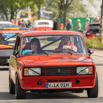 Bild vergr&ouml;&szlig;ern: Alter Motorsportwagen Lada f&auml;hrt in der Kolonne