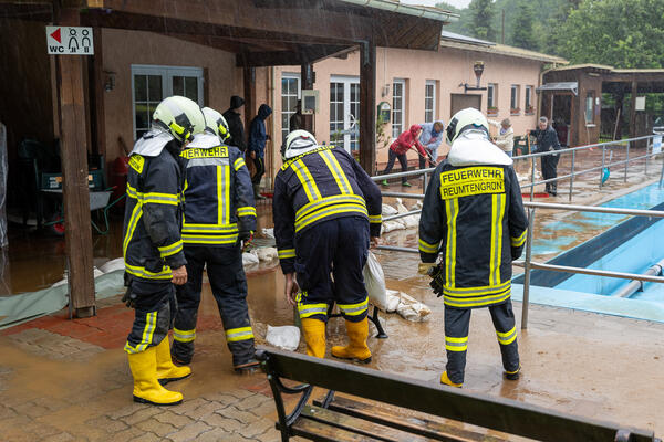 Bild vergr&ouml;&szlig;ern: Feuerwehrleute beim Einsatz im Freibad Reumtengr�n