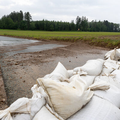 Bild vergr&ouml;&szlig;ern: 2.6.24 - Reumtengr&uuml;n - Oberlauterbach - durch Unwetter Stra&szlig;ensperrung durch Sands&auml;cke