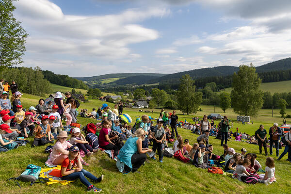 Bild vergr&ouml;&szlig;ern: Viele Kinder warten auf der Wiese das der Umweltkindertag startet.