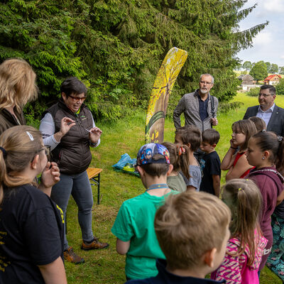 Bild vergr&ouml;&szlig;ern: Kinder bekommen erkl&auml;rt wie man sich im Wald verh&auml;lt.