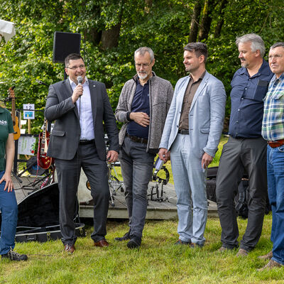 Bild vergr&ouml;&szlig;ern: Landrat Thomas Hennig begr&uuml;&szlig;t die Kinder