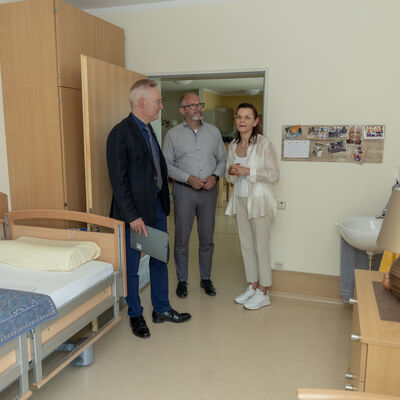 Bild vergr&ouml;&szlig;ern: Der Beigeordnete Dr. Axel Steinbach und der Oberb&uuml;rgermeister Jens Scharff wird durch das Haus gef&uuml;hrt.