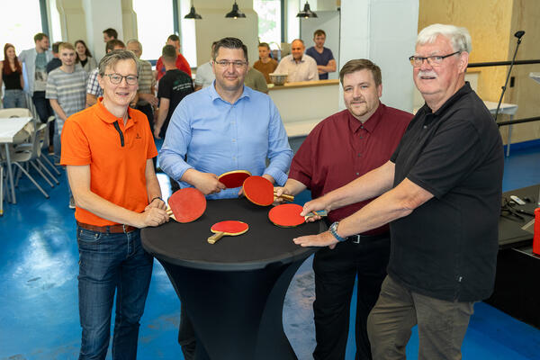 Bild vergr&ouml;&szlig;ern: Gruppenfoto mit Sportamtsleiter Knut Kirsten, Landrat Thomas Hennig, KFV - Vorsitzender Oliver Gro�pietzsch, TTV - Vorsitzender Michael Matthias