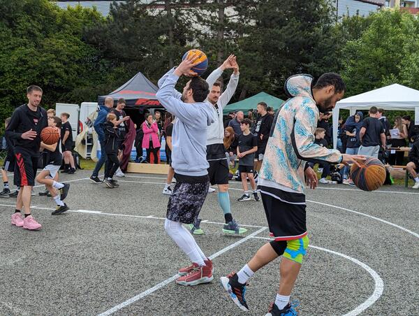 Bild vergr&ouml;&szlig;ern: Drei Basketballspieler w�rmen sich auf. Sie werfen K�rbe und dribbeln B�lle.