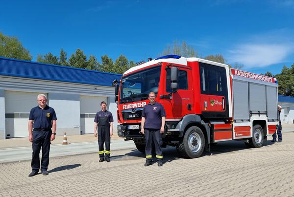 Bild vergr&ouml;&szlig;ern: Das Bild zeigt das gro�e Feuerwehrauto, das in dieser Woche durch Peter Gebhardt, Mitarbeiter des Katastrophenschutzes des Vogtlandkreis an die Freiwillige Feuerwehr Gro�friesen �bergeben wurde. Vor Ort waren die Kameraden Andreas Zoephel und Ren� Schreiter.
