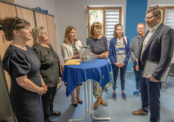 Bild vergr&ouml;&szlig;ern: von links: Katrin Schmidt, Gesch&auml;ftsf&uuml;hrerin der AWO Vogtland, Martina Kober, Gesch&auml;ftsf&uuml;hrerin des Jobcenters Vogtland, Annett Schmidt, Gesch&auml;ftsf&uuml;hrerin der F&ouml;rdergesellschaft f&uuml;r berufliche Bildung e.V., Gesch&auml;ftsf&uuml;hrerin der Wirtschaftsf&ouml;rdergesellschaft Vogtland mbH und Leiterin des Amtes f&uuml;r Wirtschaft und Bildung Marion P&auml;&szlig;ler, Kristin Vogel, Personalchefin der Globus Weischlitz GmbH & Co. KG, Frank Lammer, Vorstandsvorsitzender der F&ouml;rdergesellschaft berufliche Bildung Plauen-Vogtland e.V. und Landrat Thomas Hennig