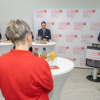 Bild vergr&ouml;&szlig;ern: Pressekonferenz mit Politikern und Gesch&auml;ftsf&uuml;hrer