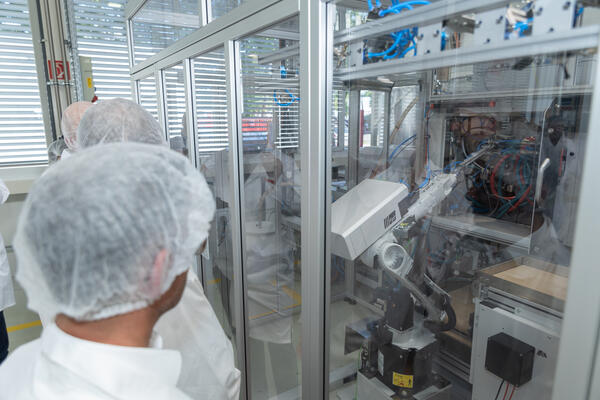Bild vergr&ouml;&szlig;ern: Ein Fertigungsroboter sorgt f&uuml;r eine schnelle und sichere Produktion.