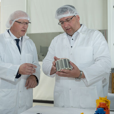 Bild vergr&ouml;&szlig;ern: Landrat Thomas Hennig schaut sich verschiedene Produkte an.