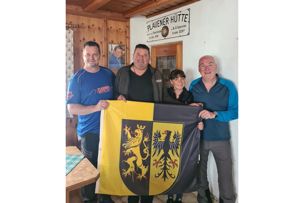 Bild vergr&ouml;&szlig;ern: Mike Kittler, Martin Eberharter, Jana Hustova und Jens Winkelmann (v.l.n.r.) pr&auml;sentieren die neue Vogtlandfahne f&uuml;r die Plauener H&uuml;tte.