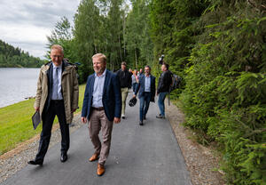 Bild vergr&ouml;&szlig;ern: Der Beigeordnete Dr. Axel Steinbach zeigte sich begeistert von der idyllischen Lage der Talsperre Falkenstein. Gemeinsam mit B&uuml;rgermeister Marco Siegemund weihte er den neuen Inlineskater-Rundweg ein.