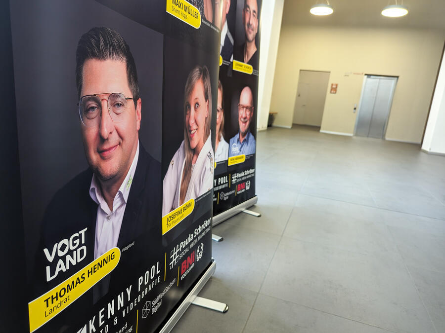 Auf einem Plakat ist auch Landrat Thomas Hennig zu sehen.