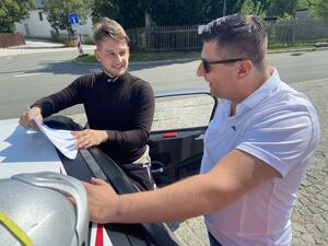 Bild vergr&ouml;&szlig;ern: Zu sehen ist das Vorgespr&auml;ch mit Renn-As Charly Geipel
