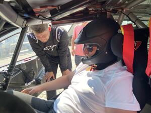 Bild vergr&ouml;&szlig;ern: Probesitzen im Rallye-Car.