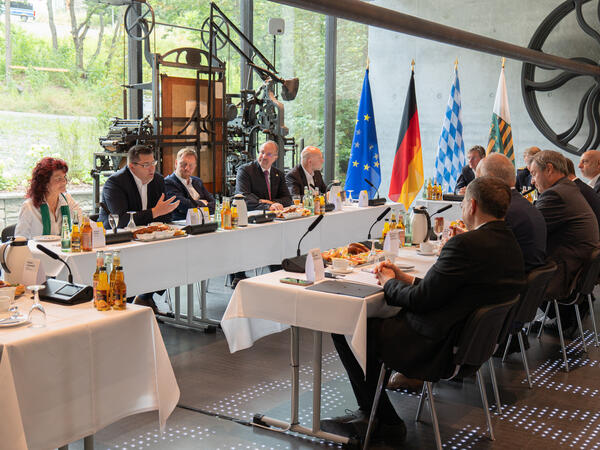 Bild vergr&ouml;&szlig;ern: In der Fabrik der F&auml;den sa&szlig;en sich die beiden Ministerpr&auml;sidenten, Landrat Thomas Hennig, Plauens Oberb&uuml;rgermeister Steffen Zenner und weitere Akteure gegen&uuml;ber.