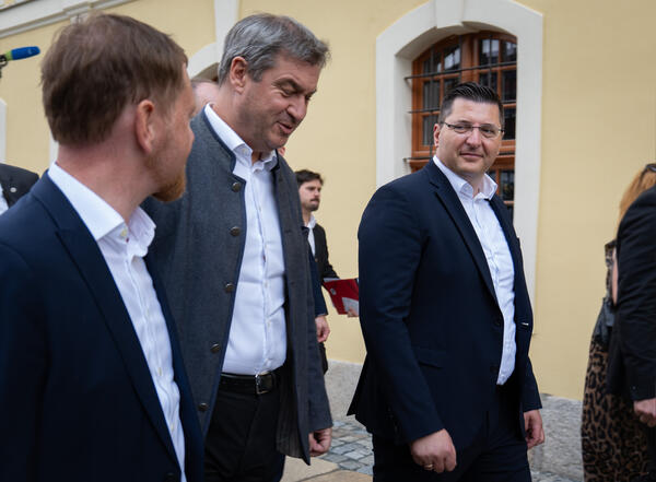 Bild vergr&ouml;&szlig;ern: Landrat Thomas Hennig mit den beiden Ministerpr&auml;sidenten Dr. Markus S&ouml;der und Michael Kretschmer.