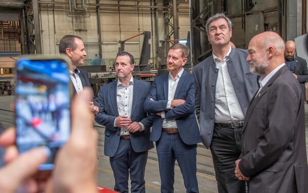 Bild vergr&ouml;&szlig;ern: Das Bild zeigt Menschen bei einer Besichtigung