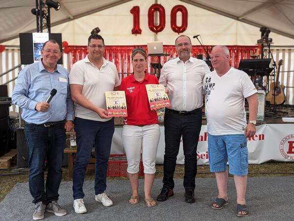 Bild vergr&ouml;&szlig;ern: Landrat und B�rgermeister haben gratuliert.