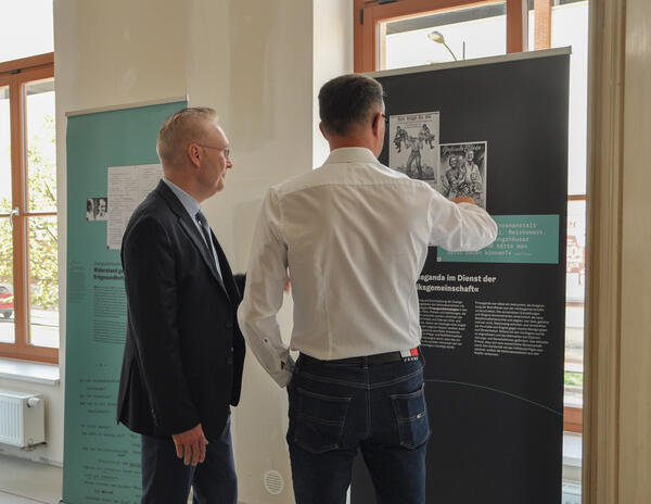 Bild vergr&ouml;&szlig;ern: Der Beigeordnete des Vogtlandkreises, Dr. Axel Steinbach (links) war zur Ausstellungser&ouml;ffnung zu Gast.