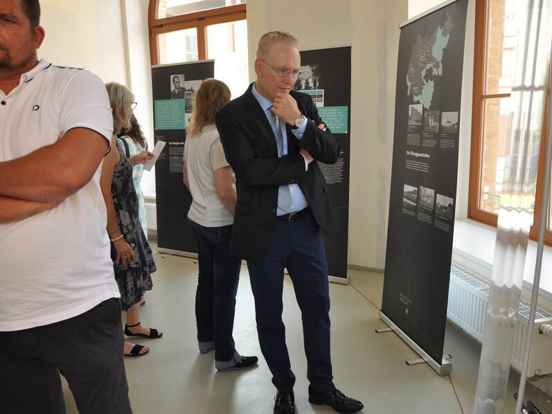 Dr. Axel Steinbach sieht ein Roll-Up an.