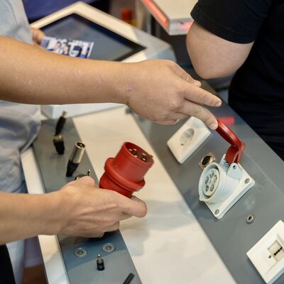 Bild vergr&ouml;&szlig;ern: Verschiedene Stecker f&uuml;r die Stromversorgung.