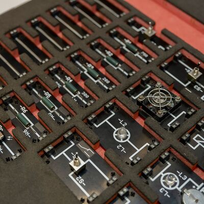 Bild vergr&ouml;&szlig;ern: Verschieden Elektronikbauteile