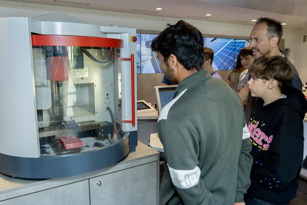 Bild vergr&ouml;&szlig;ern: Sch�ler k�nnen eine digital gesteuerte CNC-Fr�smaschine programmieren.