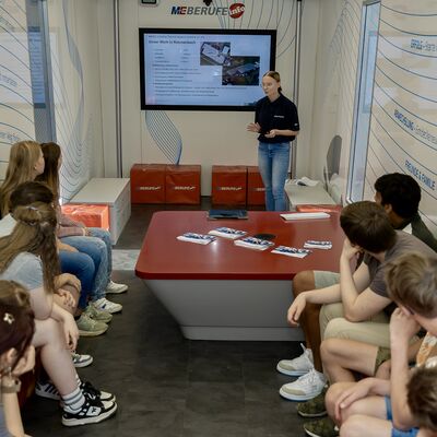 Bild vergr&ouml;&szlig;ern: Welche Zukunft man in der Metall- und Elektroindustrie hat, erfuhren die Sch&uuml;ler bei einem Vortrag.