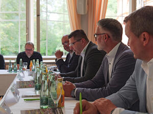 Bild vergr&ouml;&szlig;ern: Gegen&uuml;ber den Medienvertretern stellten die Organisatoren des Festwochenendes in Bad Elster das Programm und Verkehrskonzept vor.