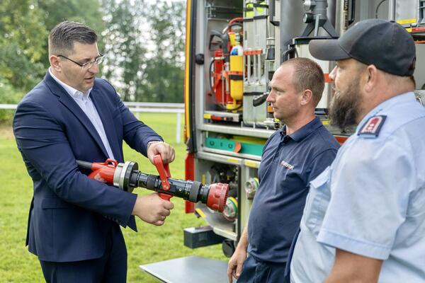 Bild vergr&ouml;&szlig;ern: Landrat Thomas Hennig schaut sich die moderne L&ouml;schtechnik an.