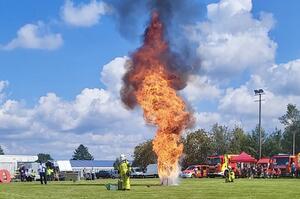 Bild vergr&ouml;&szlig;ern: Die Feuerwehr zeigt, wie ein Fettbrand gel&ouml;scht werden kann.