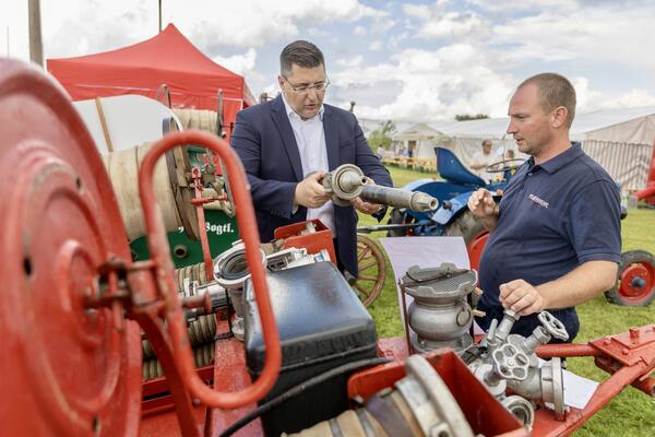 Bild vergr&ouml;&szlig;ern: Landrat Thomas Hennig schaut sich die historische L�schtechnik an.