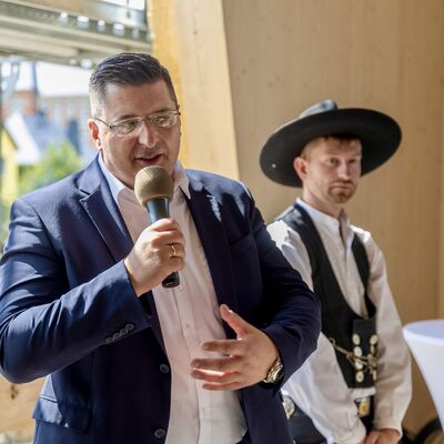 Bild vergr&ouml;&szlig;ern: Landrat Thomas Hennig h&auml;lt vor den G&auml;sten ein Gru&szlig;wort.