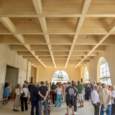 Bild vergr&ouml;&szlig;ern: Besucher schauen sich die gro&szlig;en Holzbalken im neuen B&uuml;rgersaal an.