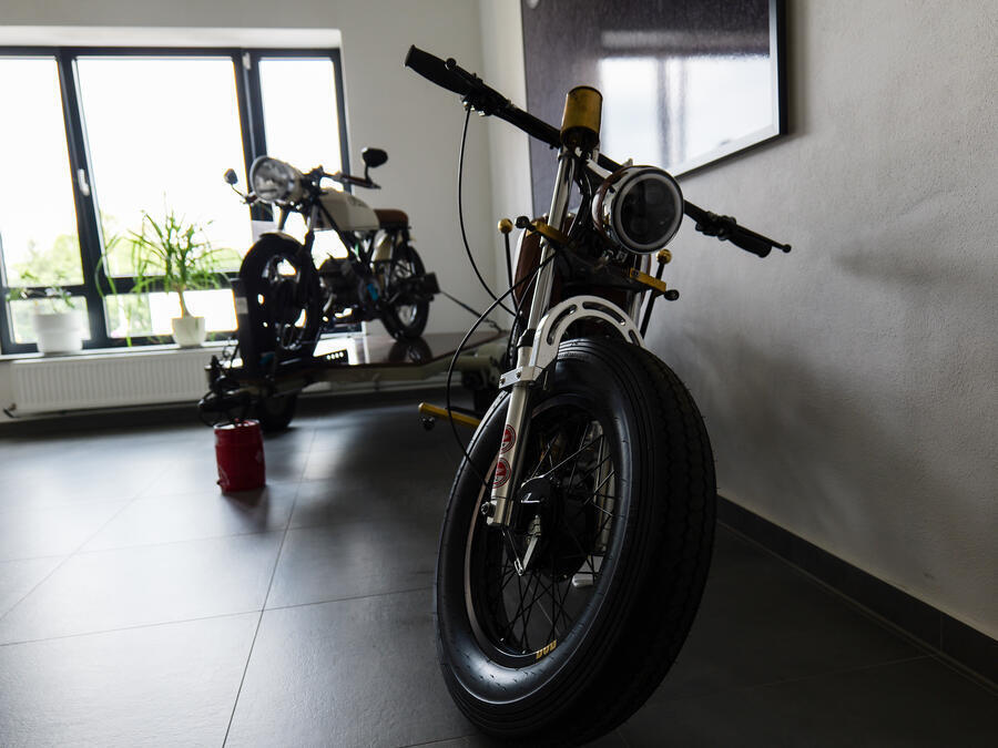 Zwei alte, aber restaurierte Motorr&auml;der.