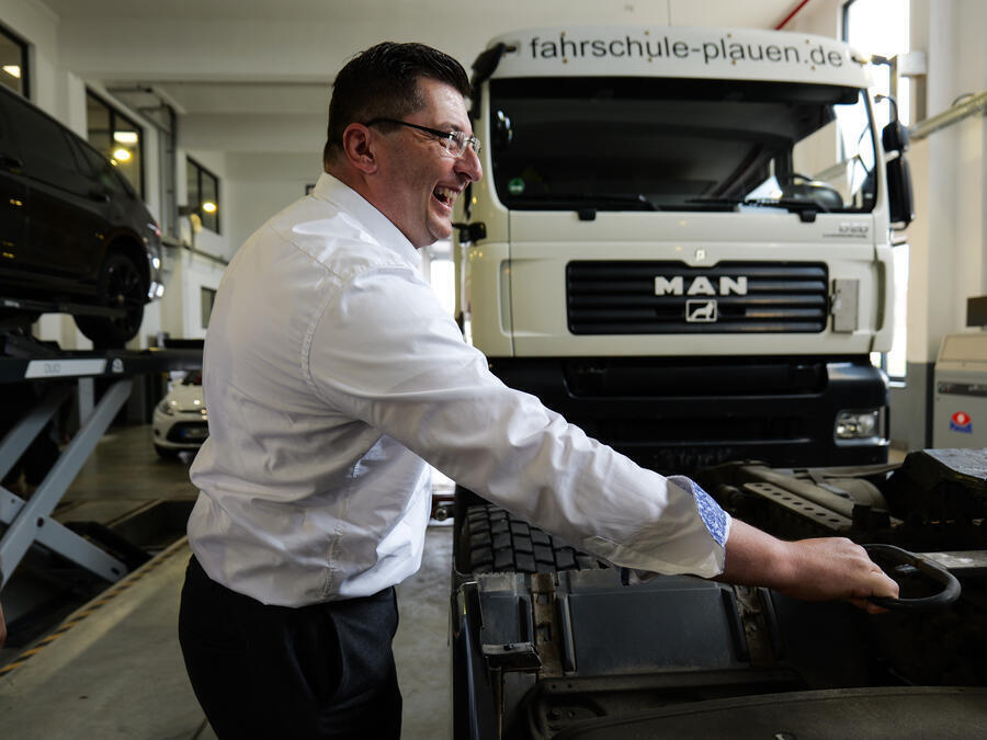 Landrat Thomas Hennig zieht an einem Lkw.