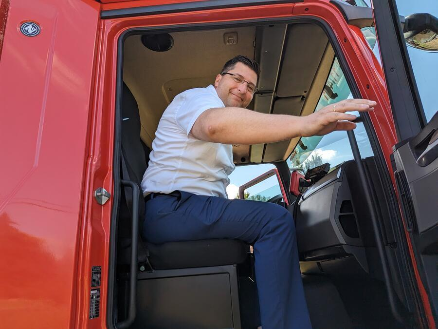 Landrat Thomas Hennig steigt in ein Feuerwehrfahrzeug.