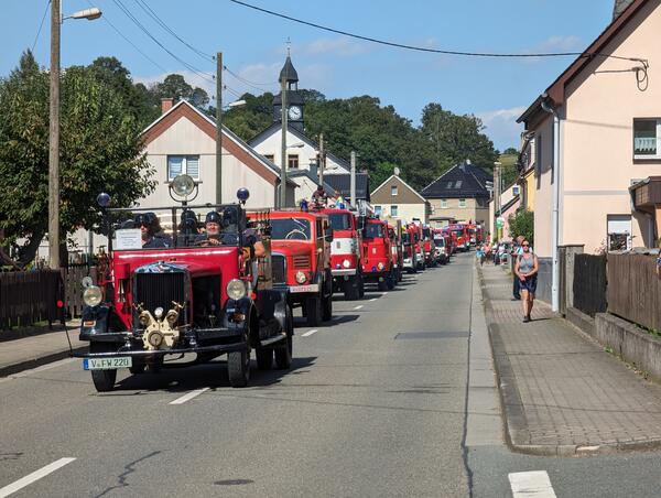 Bild vergr&ouml;&szlig;ern: Zahlreiche Feuerwehrautos stehen auf einer Stra�e.
