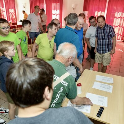 Bild vergr&ouml;&szlig;ern: Schach-Spieler schauen auf den Monitor, wer gegen wen spielt.
