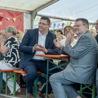 Bild vergr&ouml;&szlig;ern: Landrat Thomas Hennig schaut gespannt auf die B&uuml;hne und gibt Applaus.