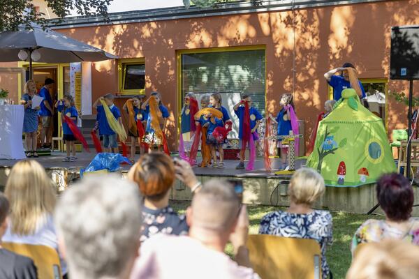 Bild vergr&ouml;&szlig;ern: Kinder zeigen ein aufwendiges B&uuml;hnenprogramm.