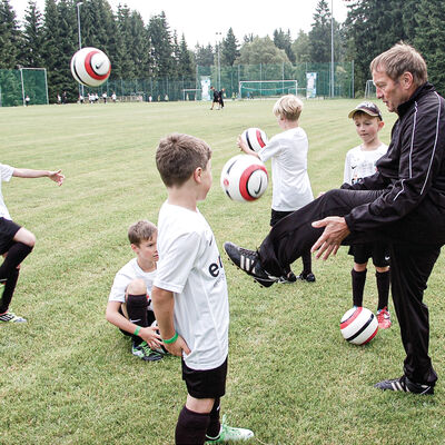 Fu&szlig;ballfeld: Nachwuchskicker kommen in der &raquo;Fu&szlig;ballferienschule Vogtland im Waldpark Gr&uuml;nheide&laquo; voll auf ihre Kosten.