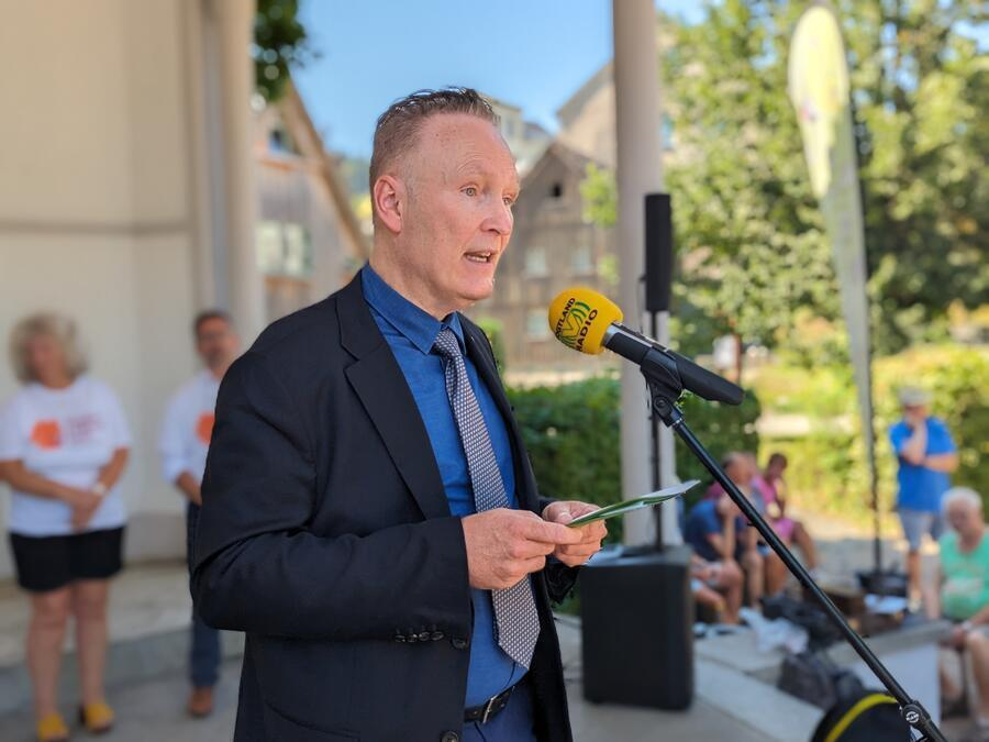 Dr. Axel Steinbach h&auml;lt eine Rede an einem Mikrofon.