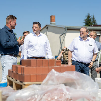 Bild vergr&ouml;&szlig;ern: Landrat Thomas Hennig im Gespr&auml;ch mit der Gesch&auml;ftsf&uuml;hrung von der Hollerung Restaurierung GmbH in Reichenbach